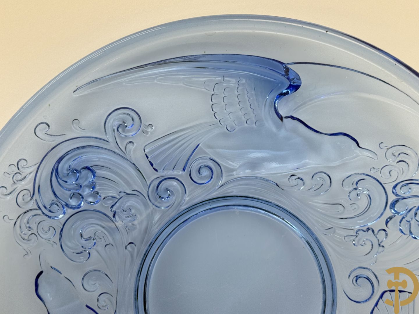 Twee x zes onderzetschaaltjes voor glazen + onderzetschaal voor fles + 4 Val-Saint-Lambert asbakken + blauwe geperste coupe Val-Saint-Lambert met vogeldecor + asbak Daum Nancy