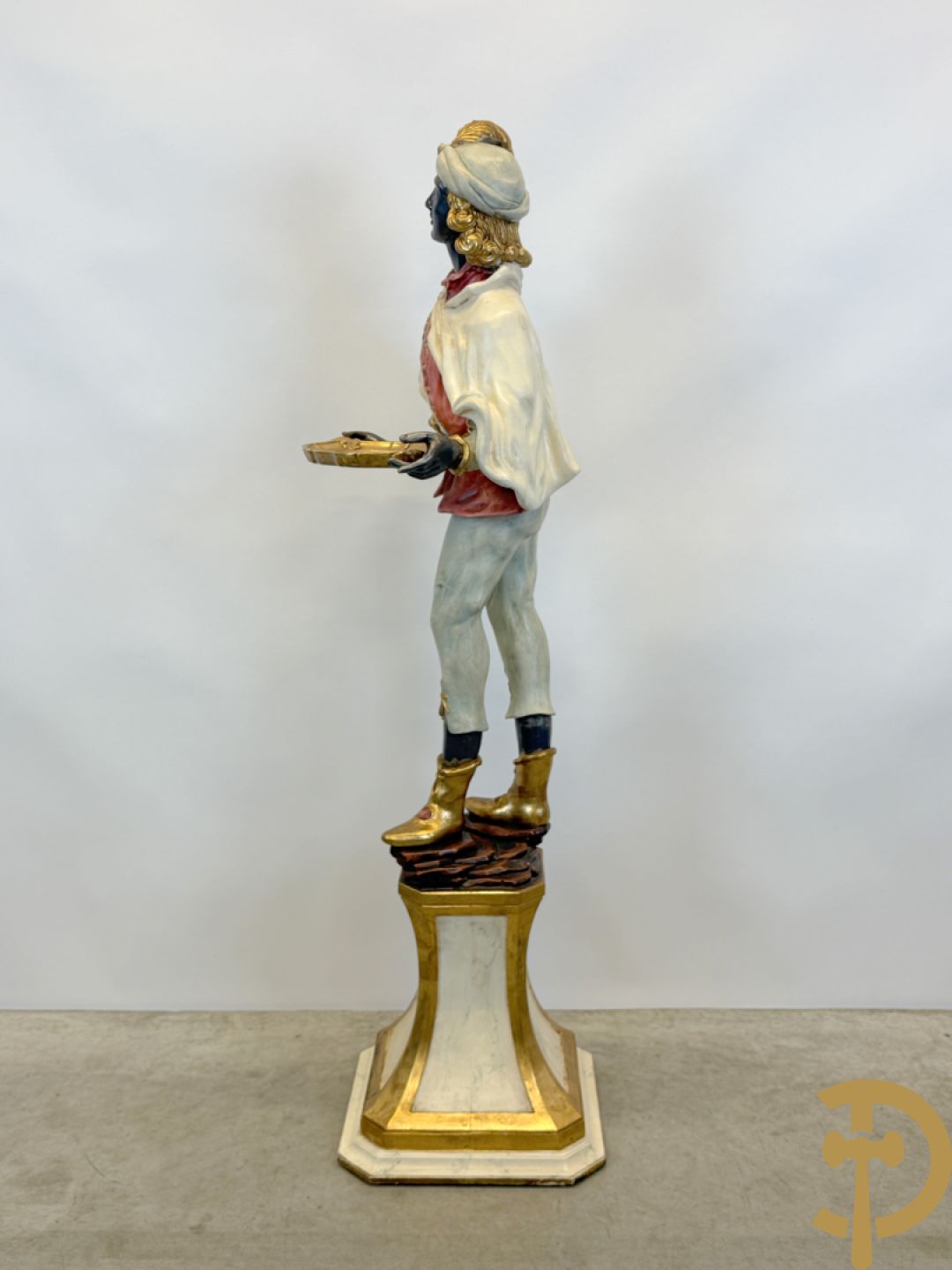 Gepolychromeerde staande moor in Victoriaanse kledij, met opdienschaal, op sokkel - Italiaans