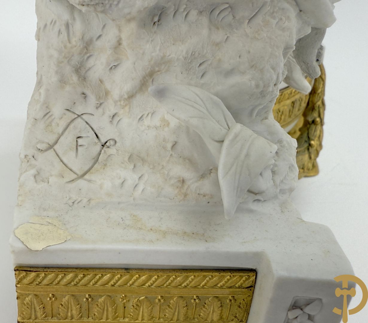 Driedelige porseleinen garnituur met bronsbeslag bestaande uit pendule met dame en amfoor geflankeerd door paar kandelaars bezet met personages