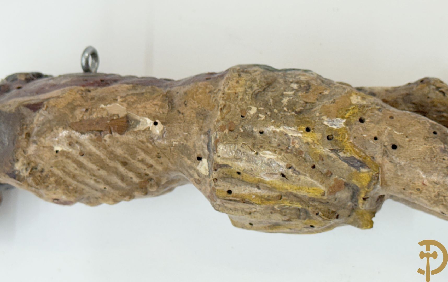 Twee Volkse houtgesculpteerde en gepolychromeerde corpussen, 18e