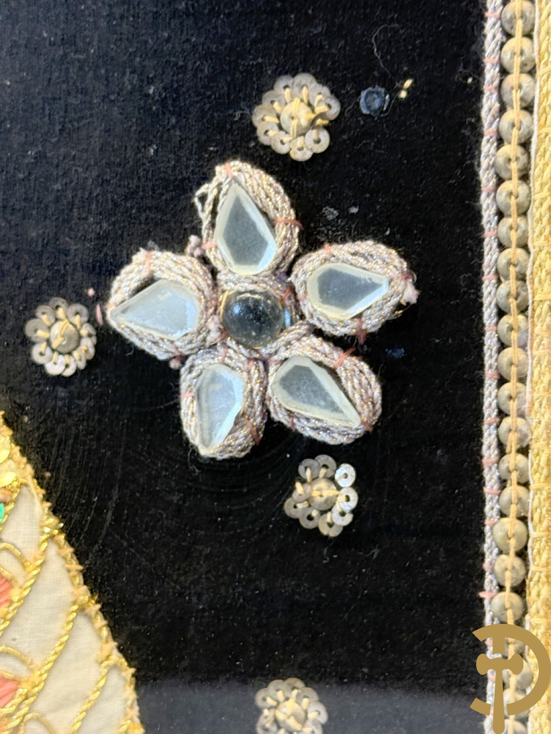 Groot Thais handgemaakt tafereel met boedhistische figuren en paradijsvogel