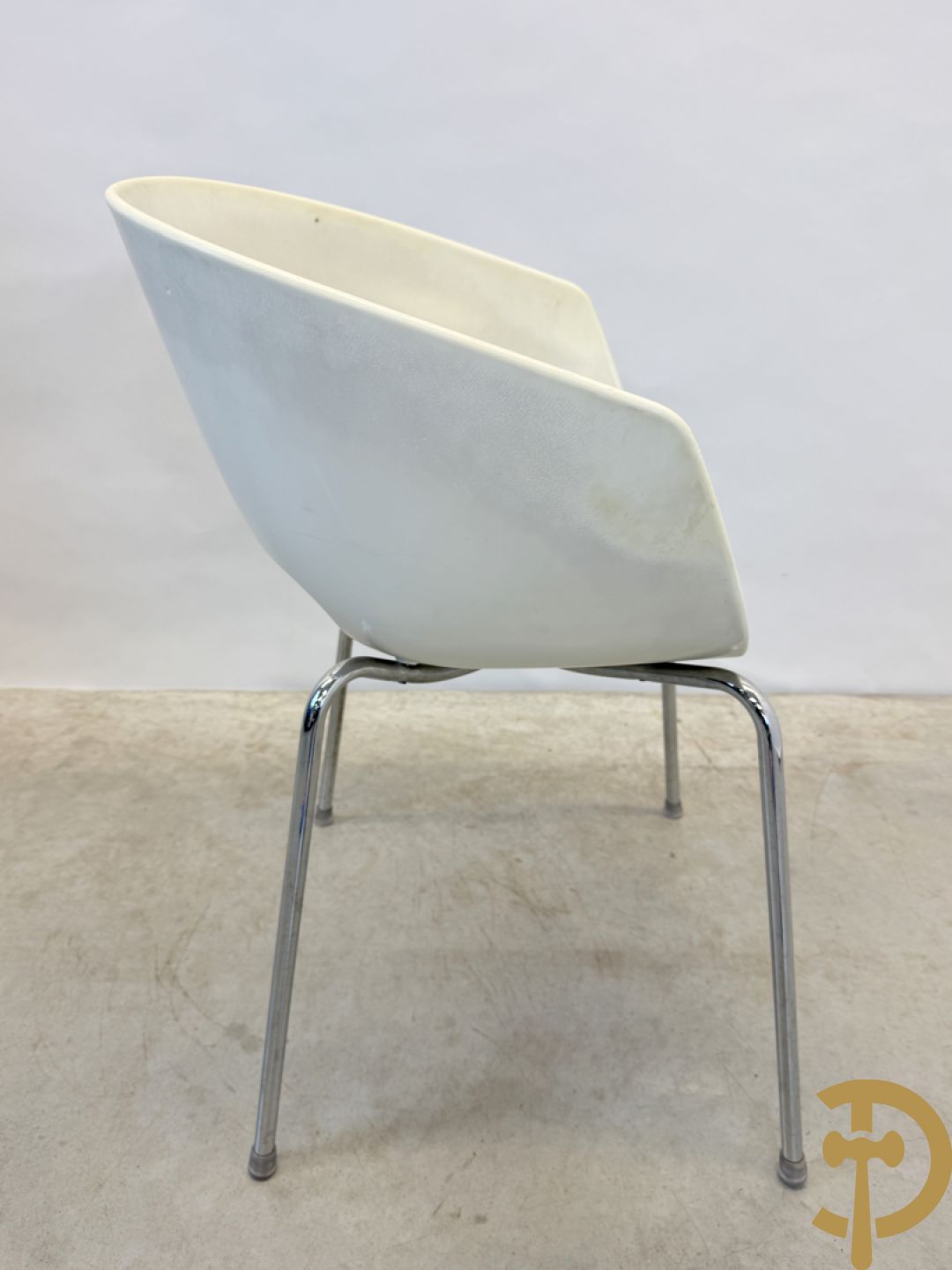Twee witte vintage stoelen op chromé onderstel, Sintesi Orbit Large ontworpen door Cantarutti