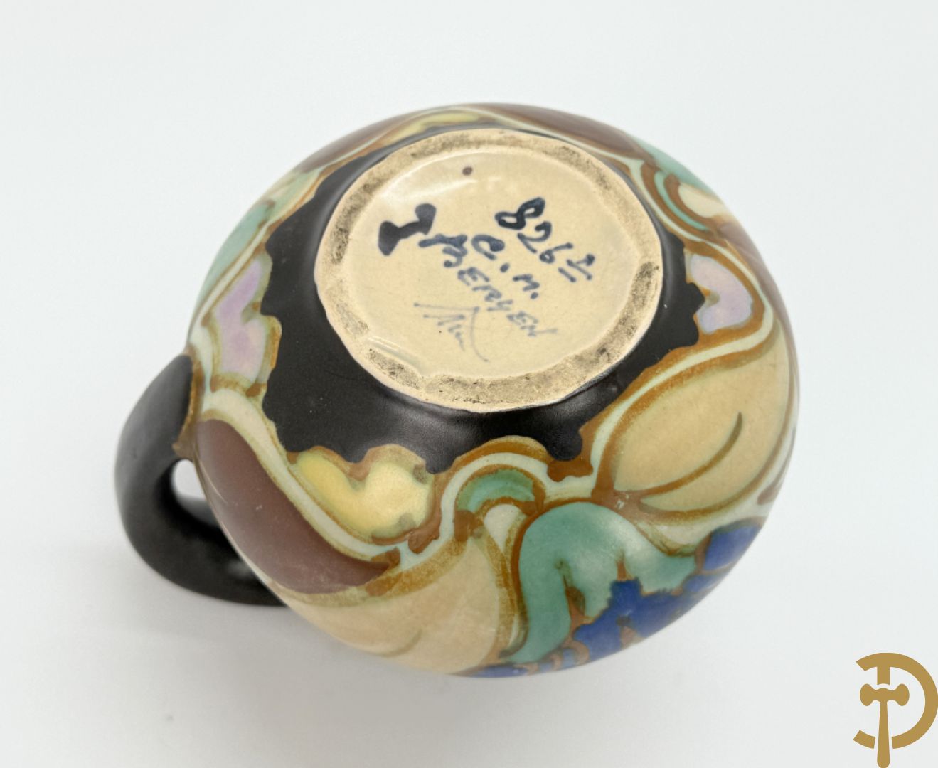 Drie borden in meerkleurige Gouda faience + kandelaar in Gouda faience + 2 vazen in Gouda + bonbonnière Gouda + vaasje Bergen