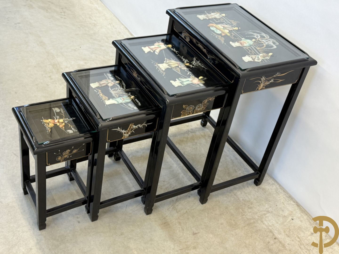 Set Chinese nesttables met geanimeerde scènes van geisha