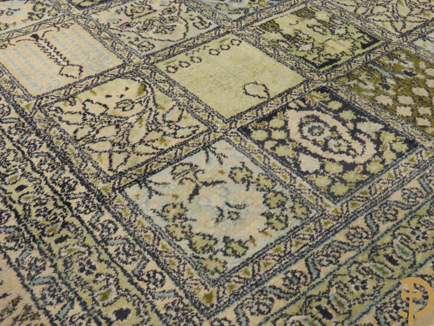 Oosters handgeknoopt tapijt zijde op katoen met patronen