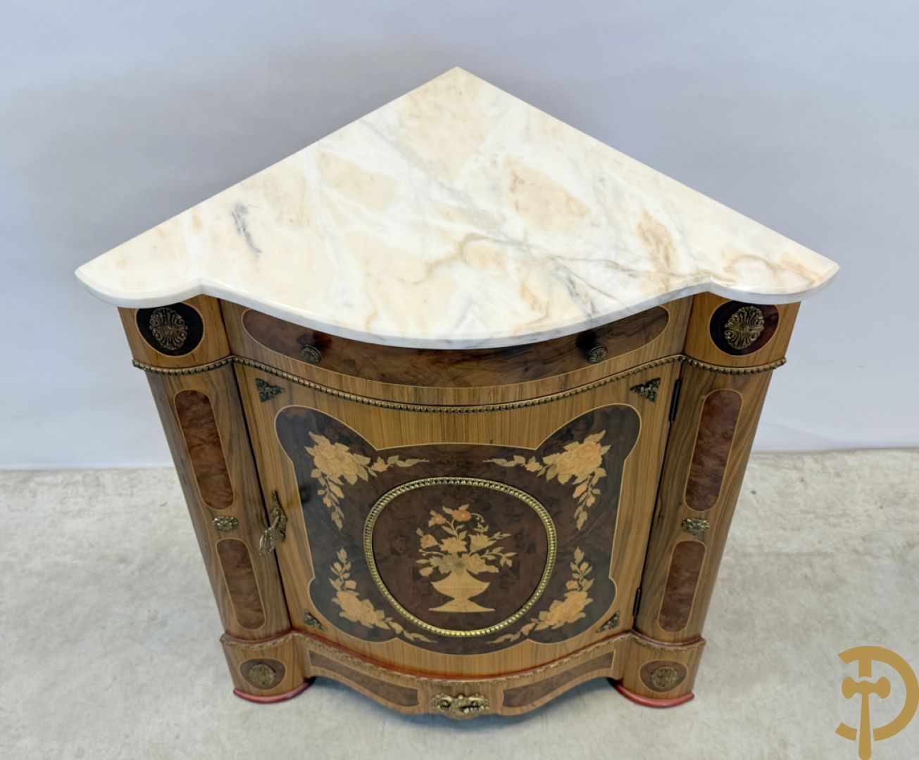 Notelaren hoekkast met lade, bloemenmarketterie en bronsbeslag - bovenaan met wit marmeren blad