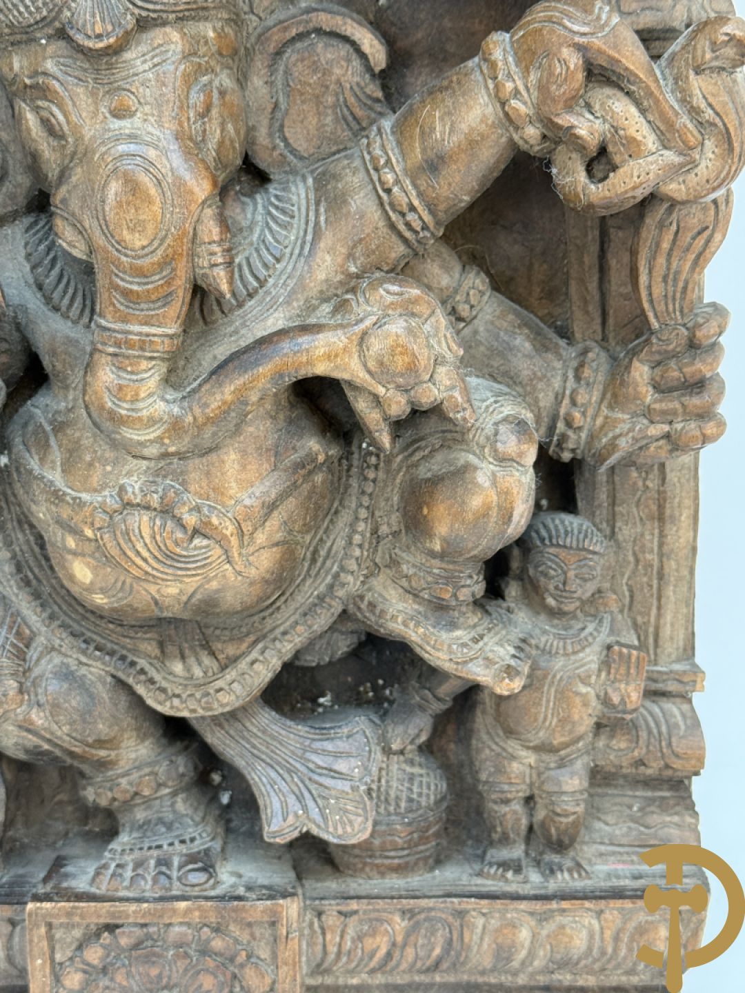 Houtgesculpteerd Aziatisch basrelief van ganesha