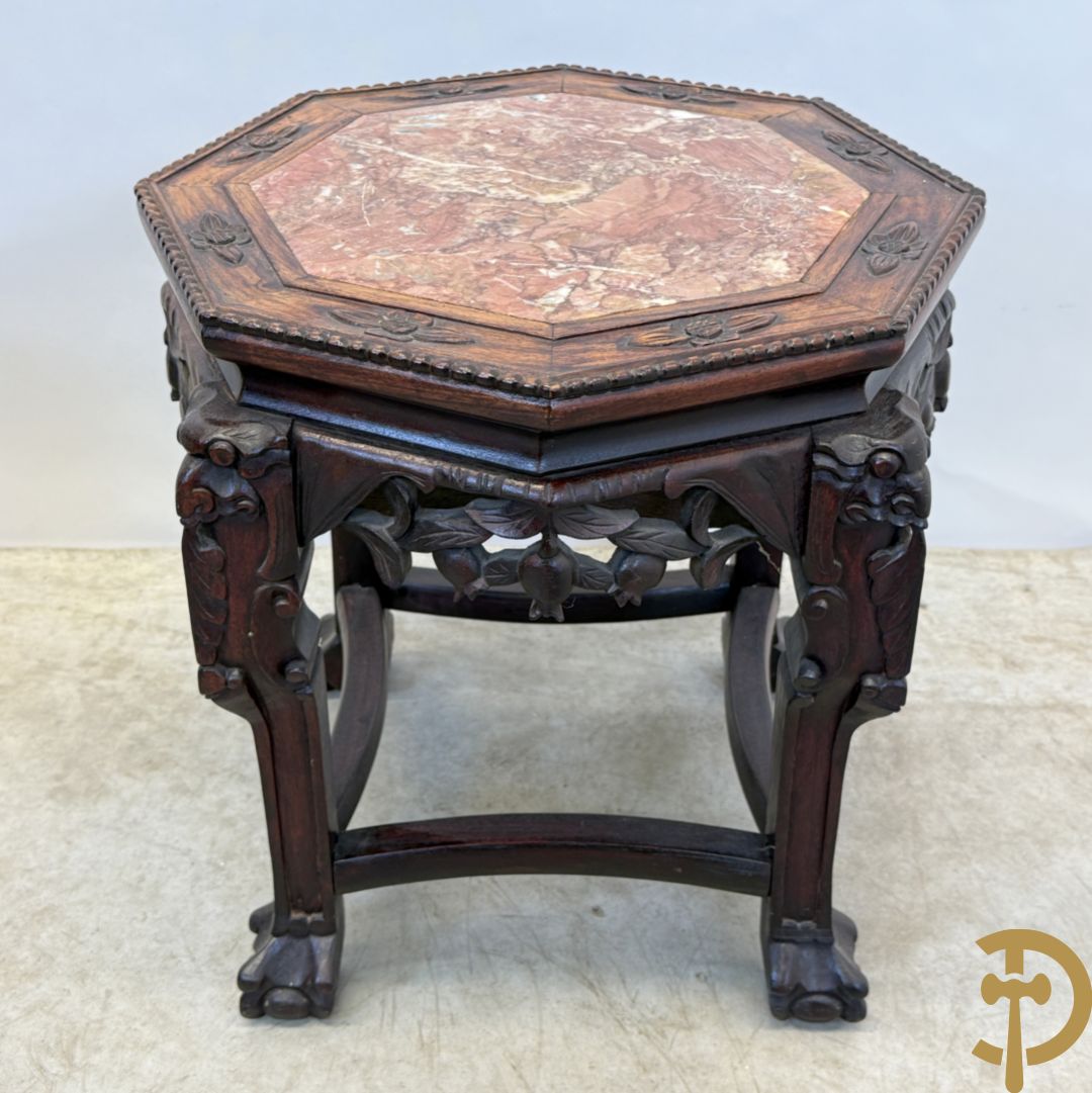 Achthoekige en afgeronde Chinese sokkel met sculptuur