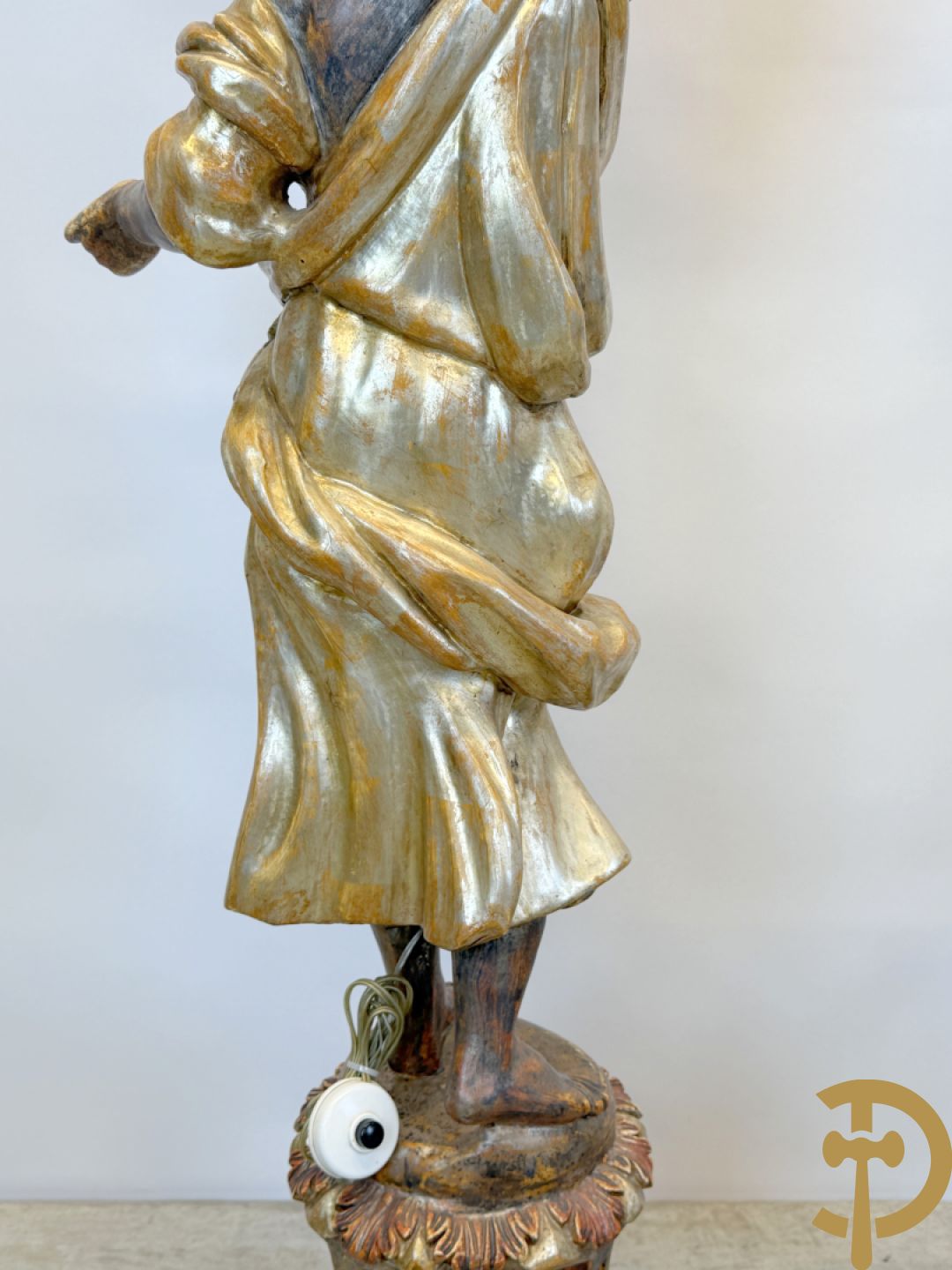 Paar gepolychromeerde dames op sokkel, bekroond met achtarmige kandelaar met lichtpunten en bellen, Italiaans, jaren 