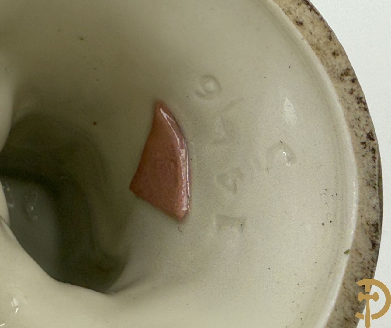 Twee Engelse meerkleurige keramieken sierstukken met personages + vier koppels Engelse biscuits + waterdrager in Royal Dux + 2 houtsculpturen