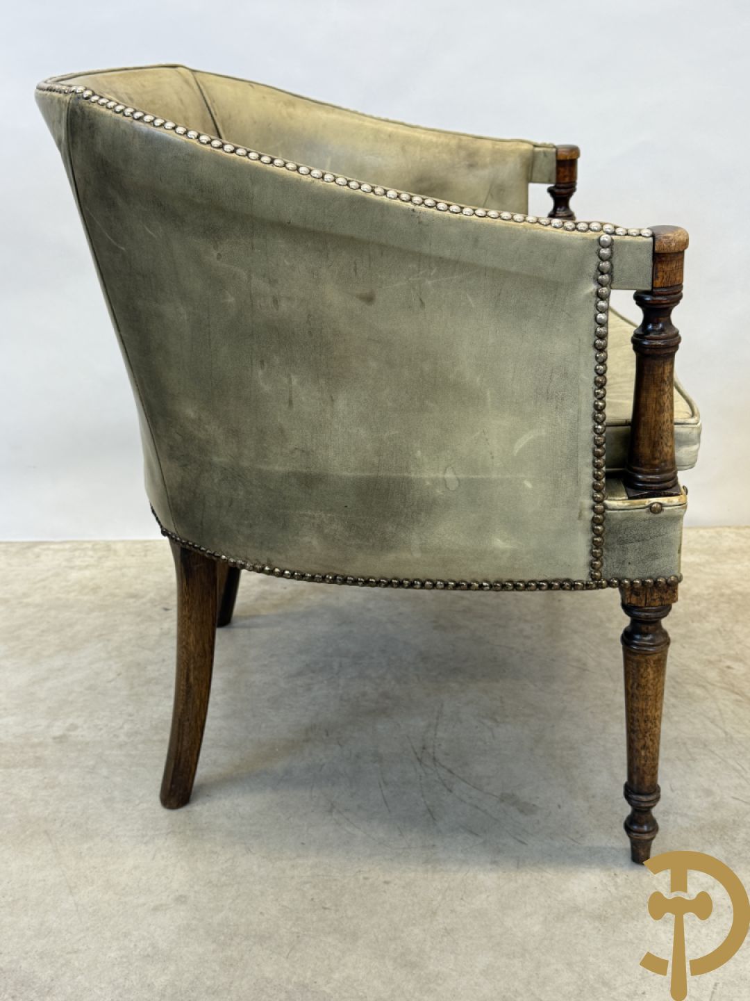 Twee kuipvormige lederen bergères