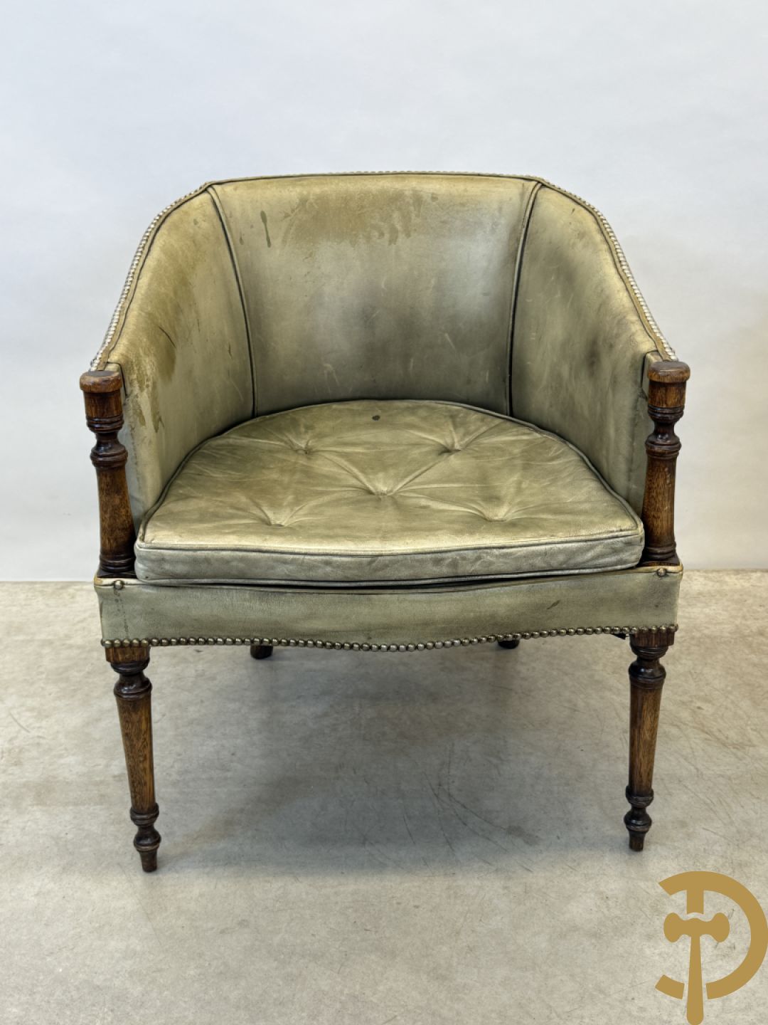 Twee kuipvormige lederen bergères