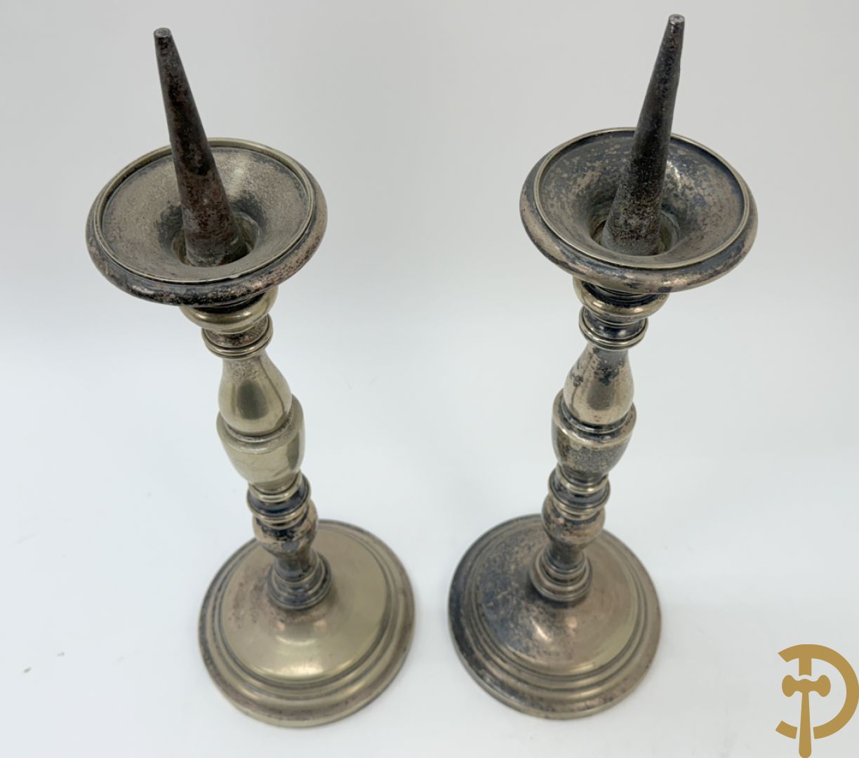 Paar antieke koperen kandelaars + paar metalen  zilverkleurige ballusterkandelaars