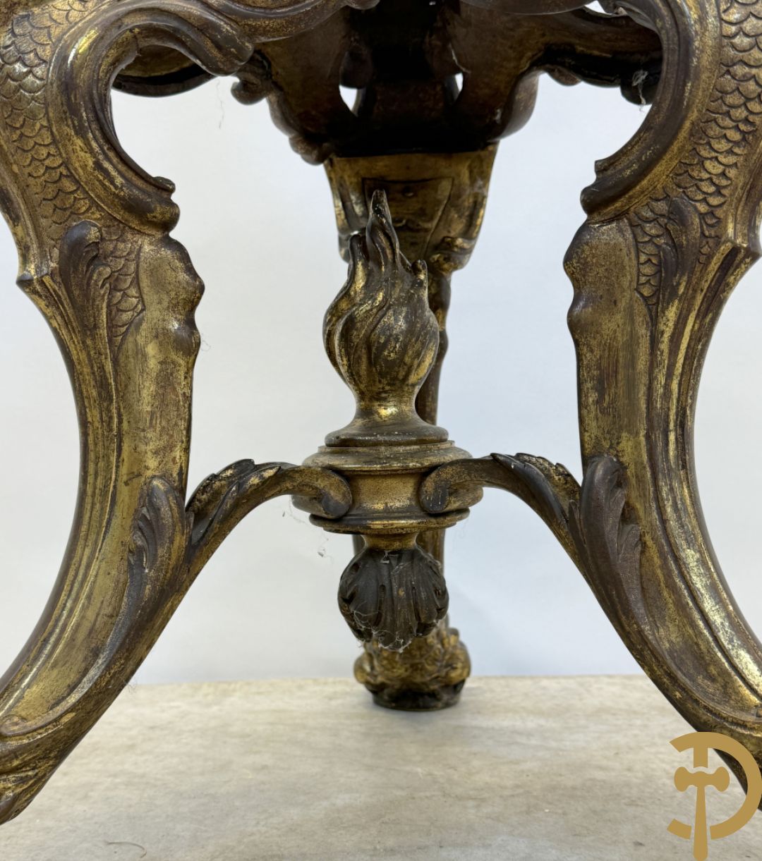 Bronzen staander op drie voluutvormige poten met acanthusranken, bezet met guirlandes en bovenaan met marmeren plateau