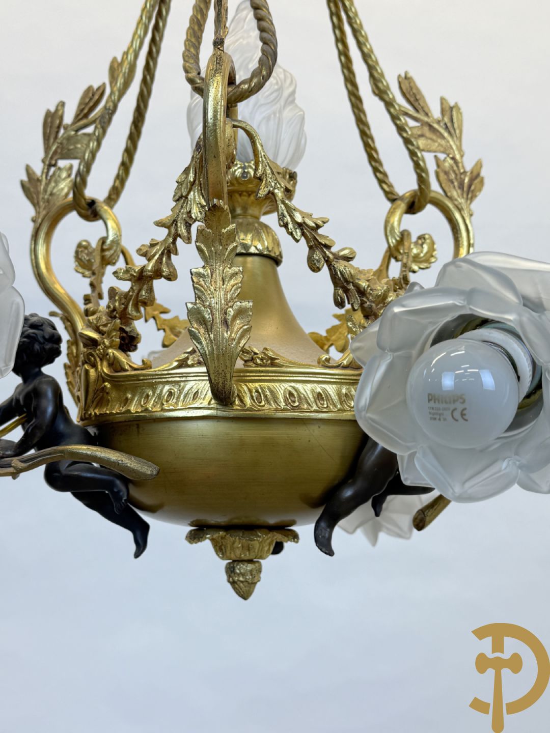 Vuurvergulde bronzen luchter met 3 armen bezet met cupido