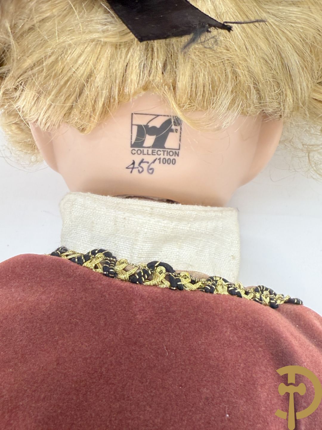 Oude pop met papier maché ledematen, gemerkt K R36/.728 + oude pop met papier maché ledematen en kantelbare oogjes + oude pop in papier maché, gemerkt Unis France 301 + oude pop in papier maché, onleesbaar gemerkt + hedendaagse pop met porseleinen ledematen + losse kleertjes