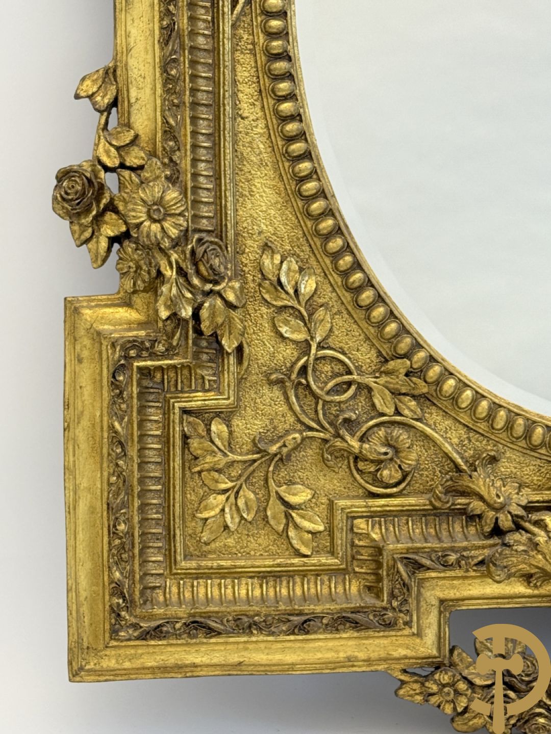 Vergulde lijst met bloemenguirlandes en accanthusranken, binnenin met ovale geslepen spiegel