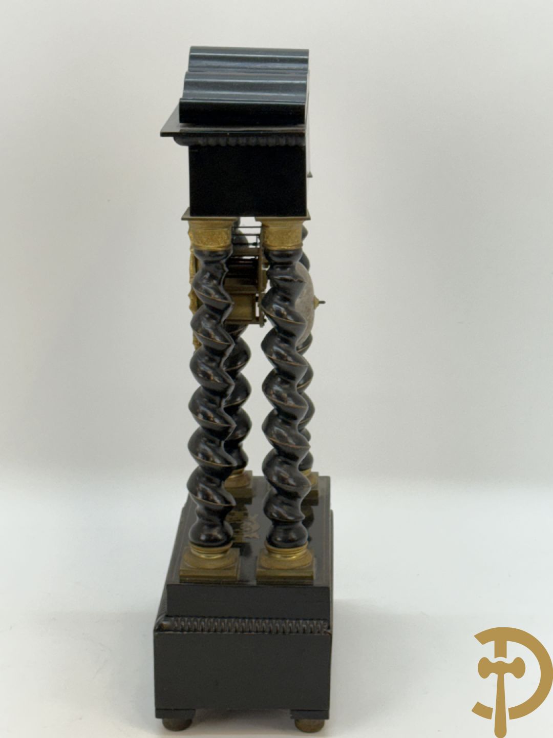 Napoleon III pendule met 4 getorste zuilen en koperinleg