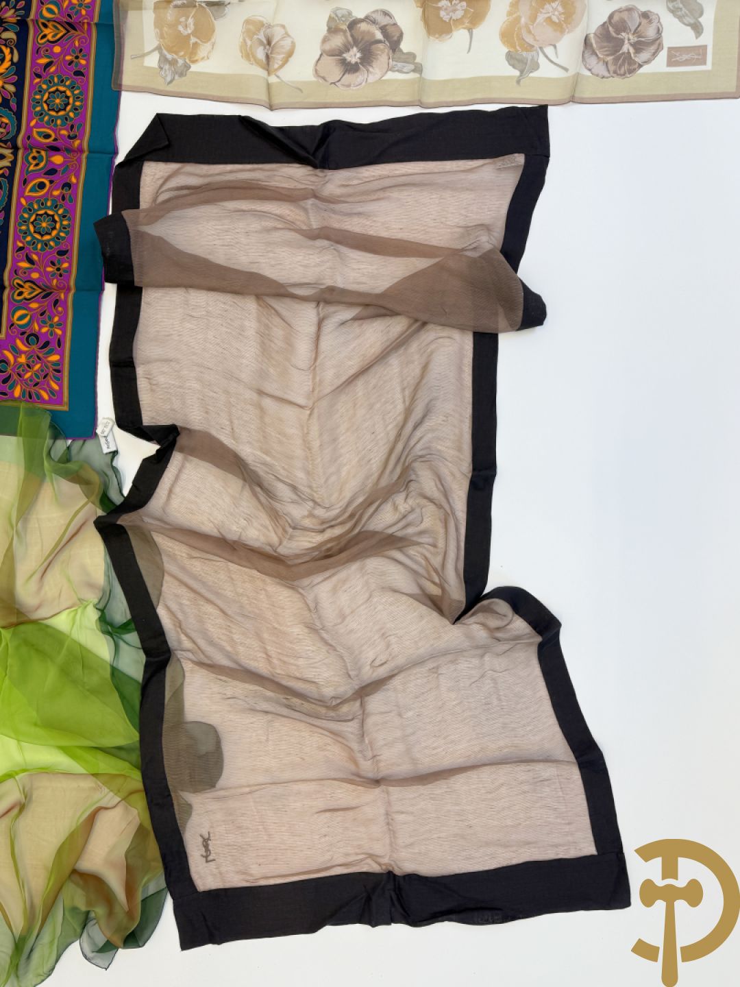 Vier foulards Yves Saint Laurent (nooit gedragen komt uit winkel restant)