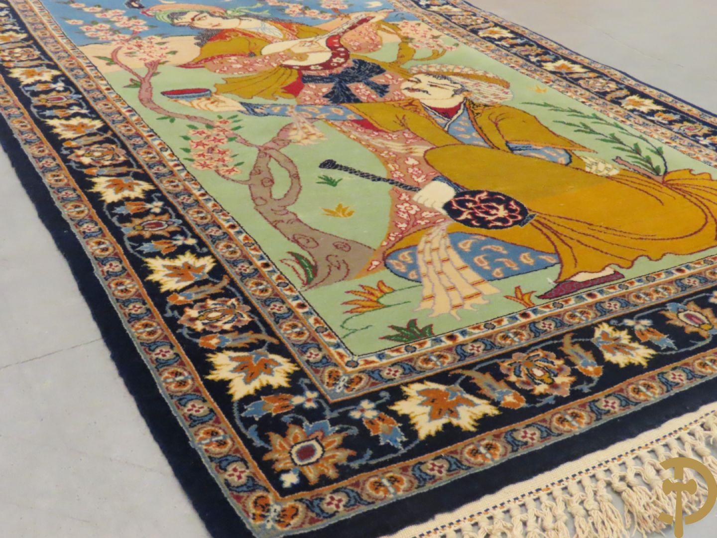 Perzisch handgeknoopt geïllustreerd tapijt met decor van musicerende dame en drinkende man