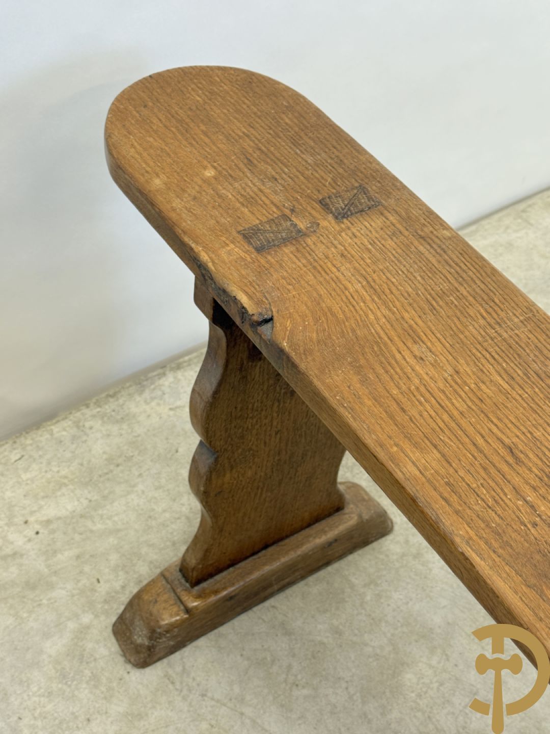 Paar massief eiken kloosterbanken met afgeronde zijkanten