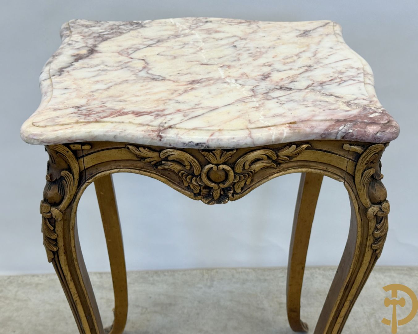 Vergulde bijzettafel met wit marmeren blad op voluutvormige poten, Louis XV stijl