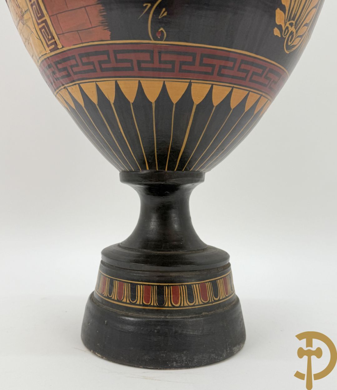 Amfoorvormige vaas in terra cotta met voorstellingen uit de Klassieke oudheid, Griekse stijl