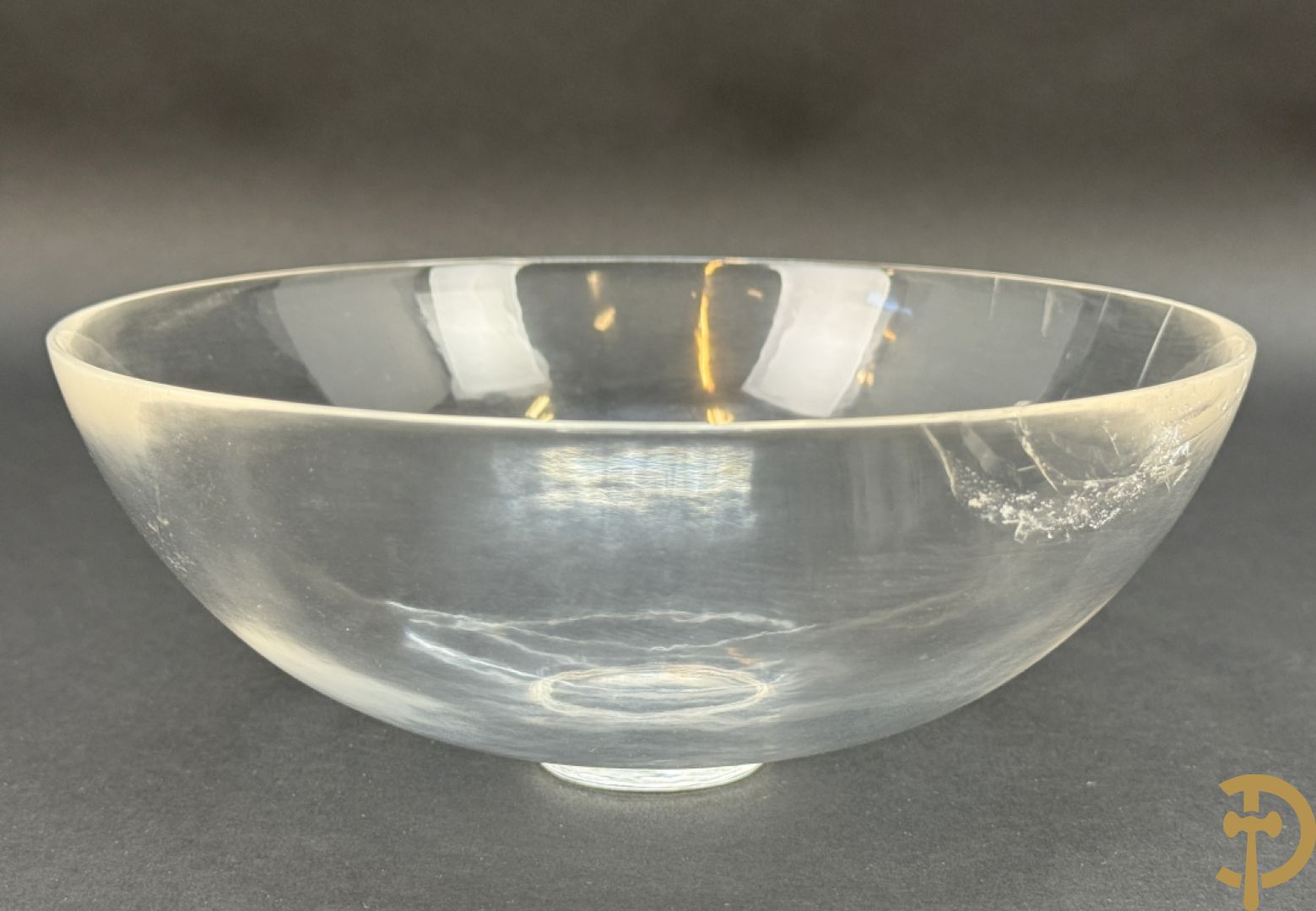 Wolf Helmut (getekend onderaan) Gepolierde schaal/bowl van doorschijnend bergkristal met rechte rand (scherfje aan voet) onder getekend WOLF H. (Steinbildhauer, Edelsteingestalter, aus Kirschweiler, Idar-Oberstein),