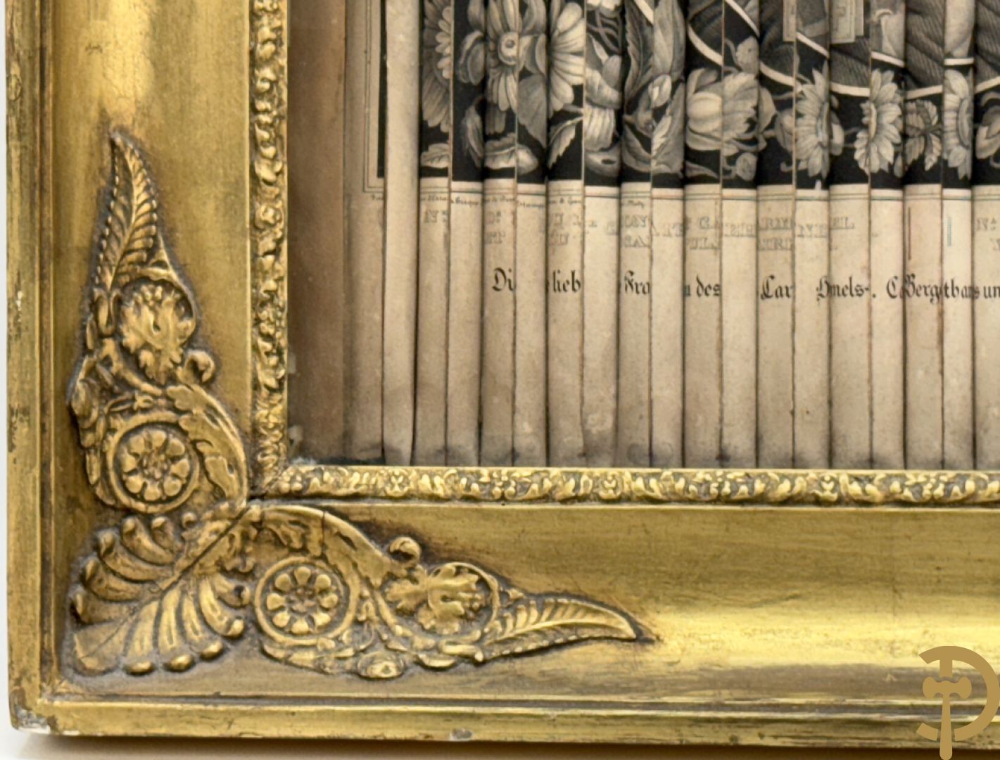 Vergulde Charles X kader met religieuse gravure in prisma gesneden met links en rechts ander zicht