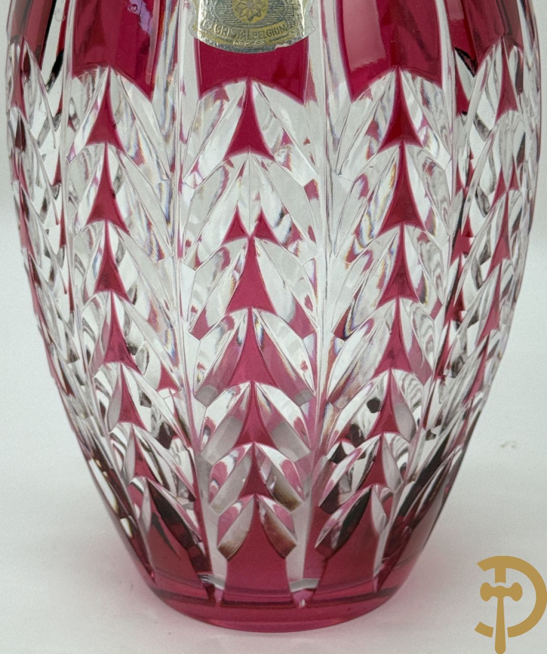 Rood gekleurde handgeslepen Val-Saint-Lambert vaas