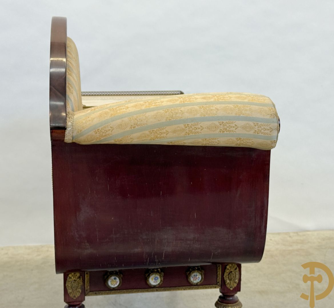 Banquette met ingebouwd bijzettafeltje bezet met porseleinen plakkettes op gecanneleerde poten