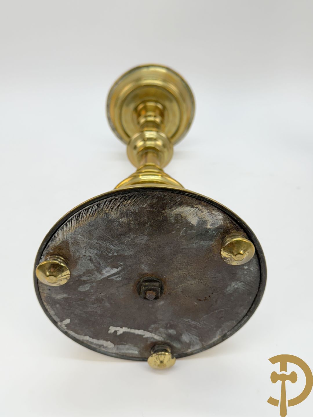 Paar antieke koperen kandelaars + paar metalen  zilverkleurige ballusterkandelaars