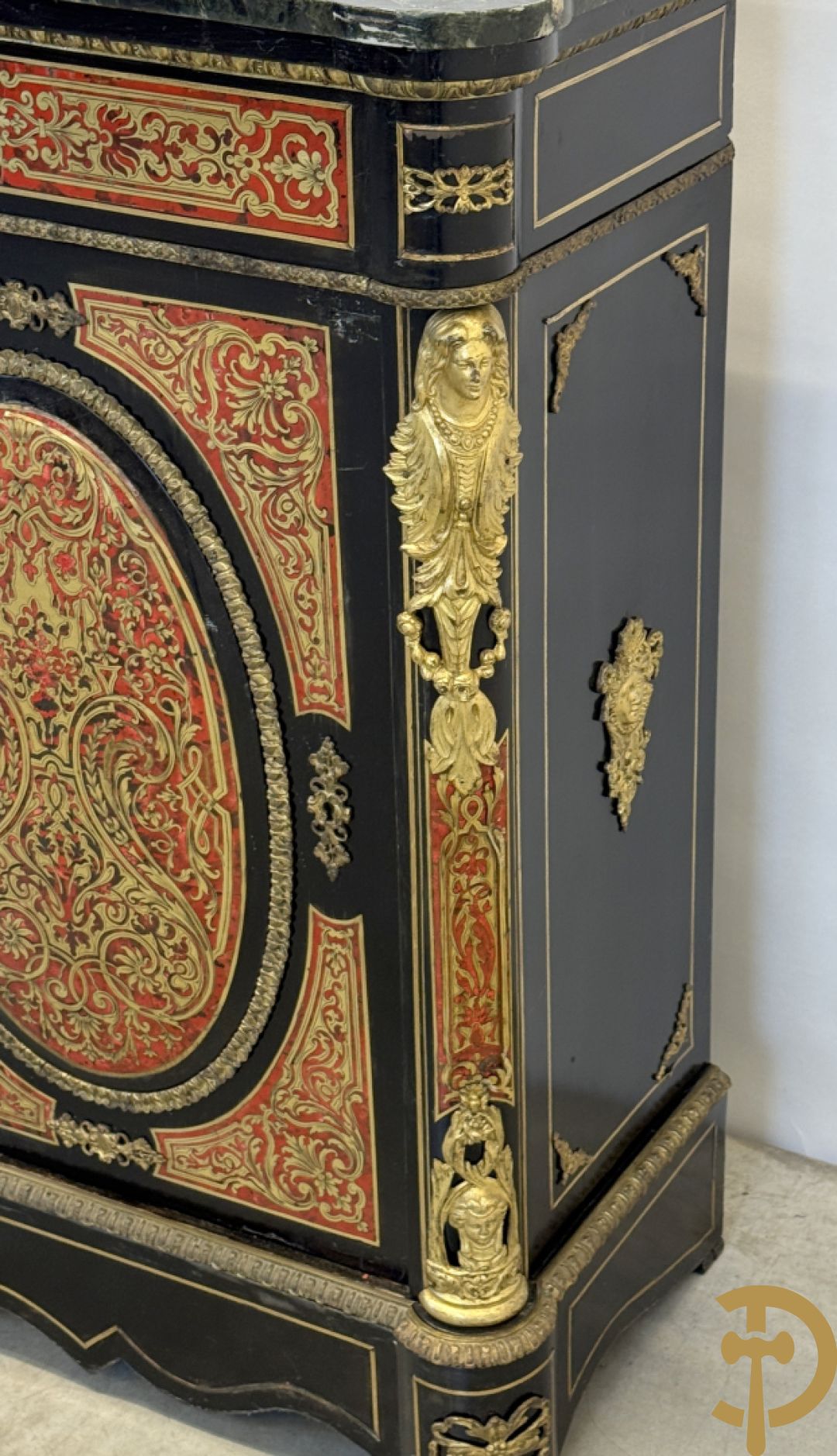 Napoleon III tweedeursdresse bezet met bronzen ornamenten van dameshoofden - paar ovale medaillons in de deuren, alles bezet met Boulle techniek - bovenaan met marmeren blad