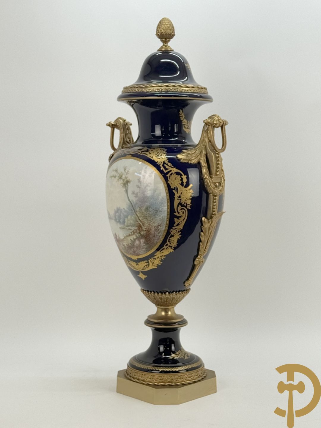 Onleesbaar getekend rechts onder, Sèvres stijl vaas met dubbel decor van romantische genrescène en landschapsscène, met bronzen ornamenten bezet