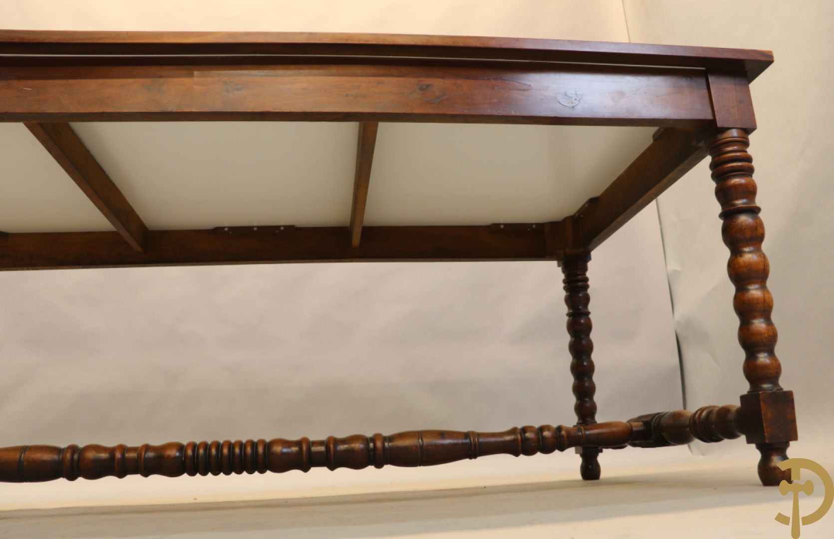 Landelijke tafel op ballusterpoten met vernieuwd blad in formica