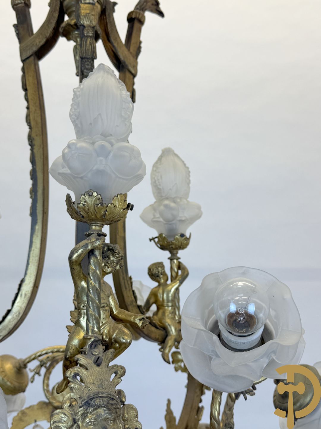 Bronzen Franse luchter met geajoureerde mand, bezet met medusakoppen en 3 cupido