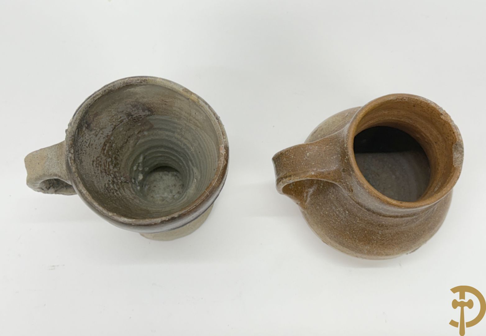 Vijf aardewerken Raeren kruiken + schaaltje