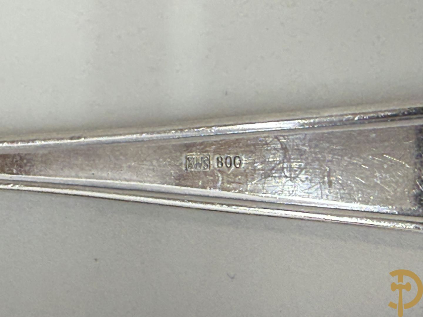 Massief zilveren bestek in koffer, gemerkt AWS 800, bestaande uit 12 vorken, 12 lepels, 12 messen, 12 dessertvorken, 12 dessertlepels, 12 dessertmessen, 12 koffielepels en 12 taartvorkjes + 12 verzilverde  visvorken en vismessen gemerkt Wello + verzilverde soepscheplepel gemerkt Wellner 90