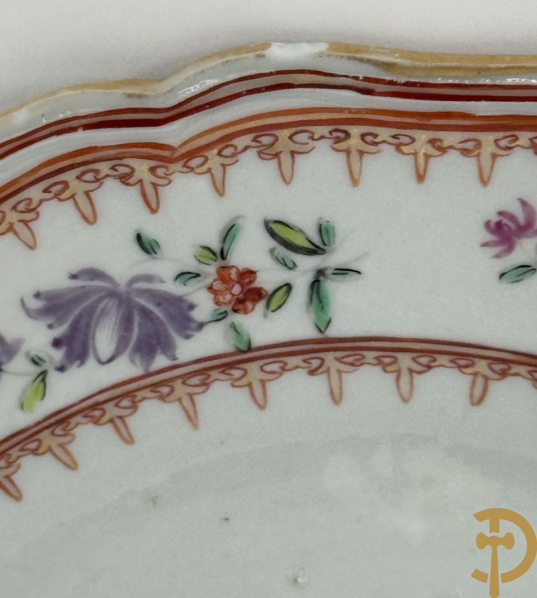 Negen Famille rose bordjes w.o. zes plat gekartelde, 1 diep gekartelde en 2 vlakke met bloementaferelen