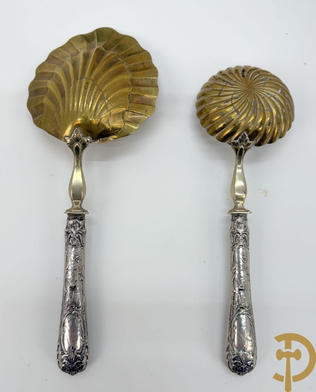 Schrijn met taartschep en 4 dessertvorkjes + 2 theezeefden + wildbestek