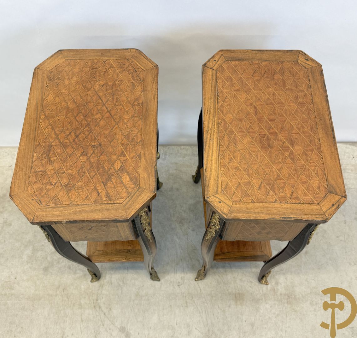 Paar notelaren bijzettafels met 2 lades en étagère, bovenaan met geparketteerd blad