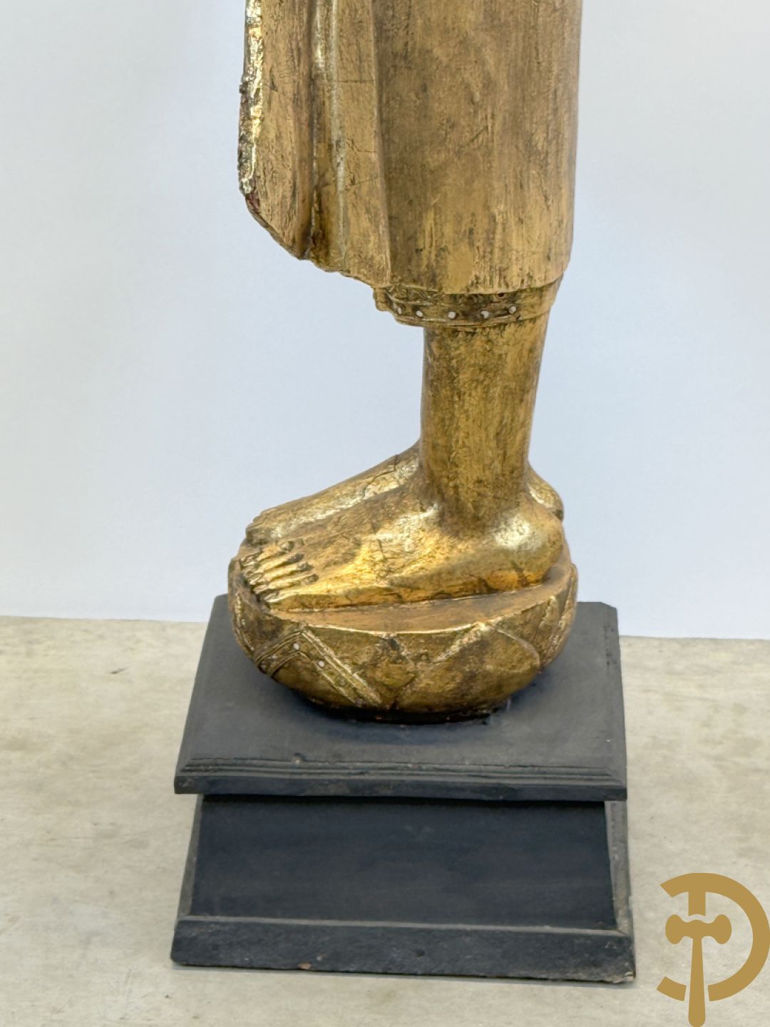 Vergulde houtgesculpteerde staande boedha bezet met spiegeltjes, op sokkel