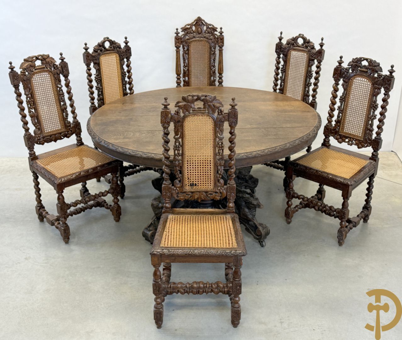 Eiken ovale jachttafel met 4 verschillende dieren + zes stoelen met canage op getorste poten (verschillende modellen)