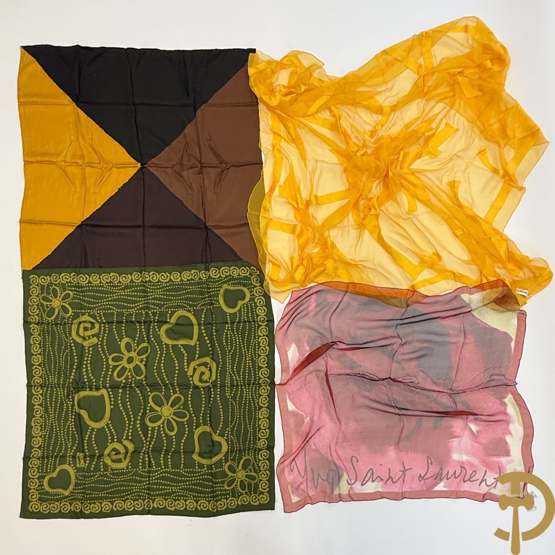 Vier foulards Yves Saint Laurent (nooit gedragen komt uit winkel restant)