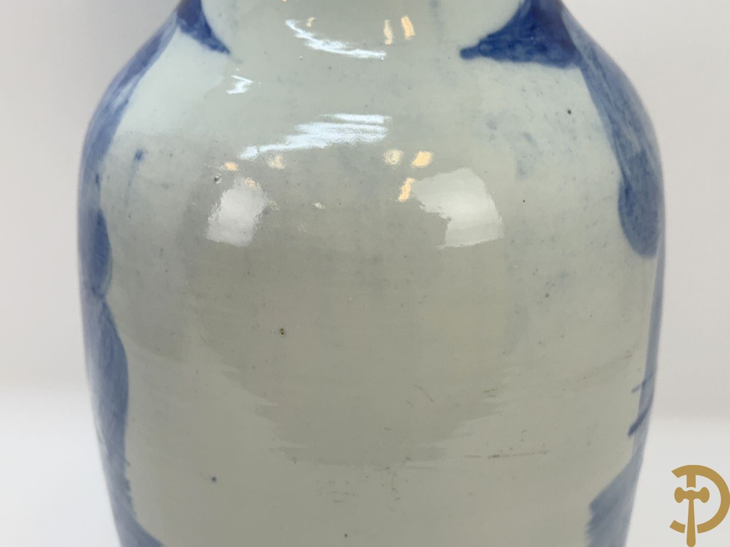 Paar Chinese blauw/wit vazen met geanimeerd huizendecor