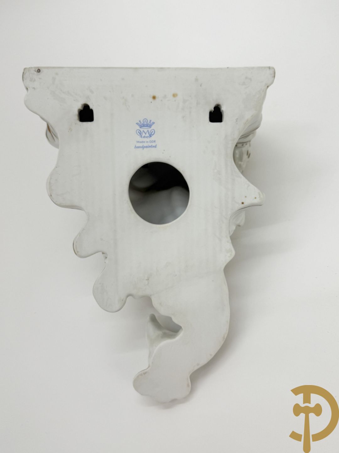 Paar porseleienen consooltjes met cupido