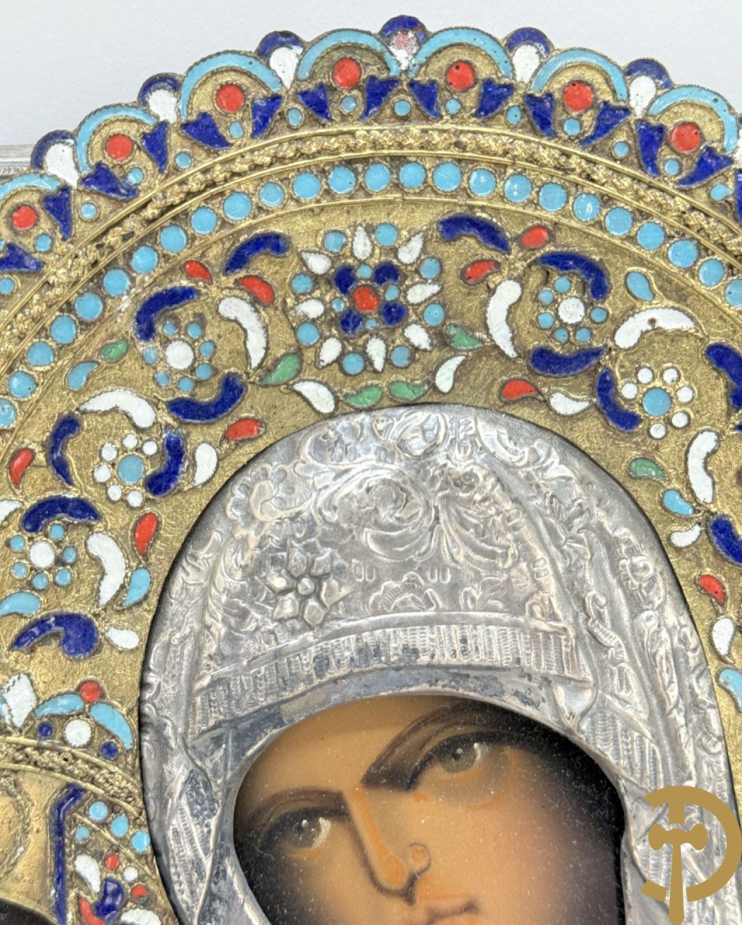 Ikoon met voorstelling van Madonna met kind en verzilverde rizza bezet met email