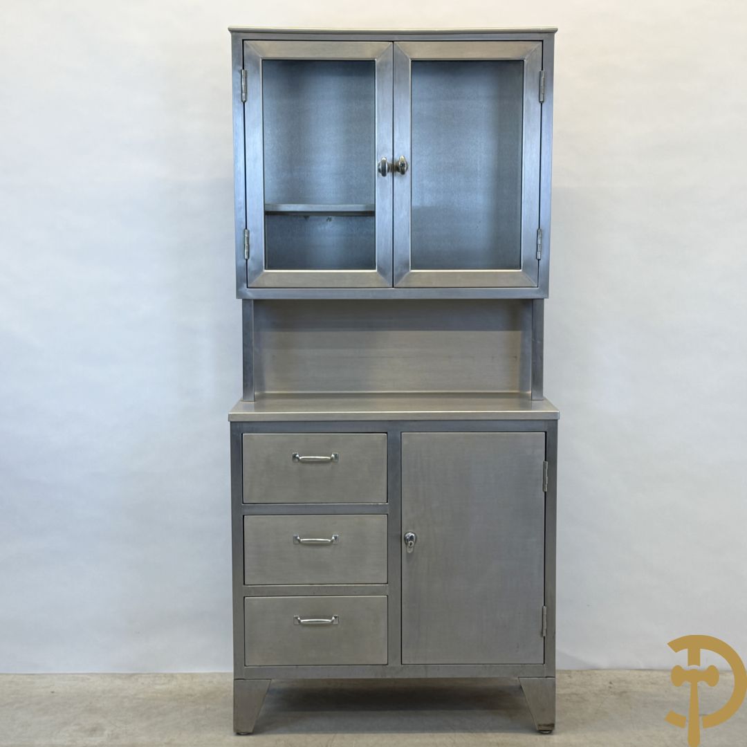Design inox medisch kabinet, bovenaan met 2 beglaasde deuren, onderaan met deur en 3 lades, by Friedrich Schmitz, Germany