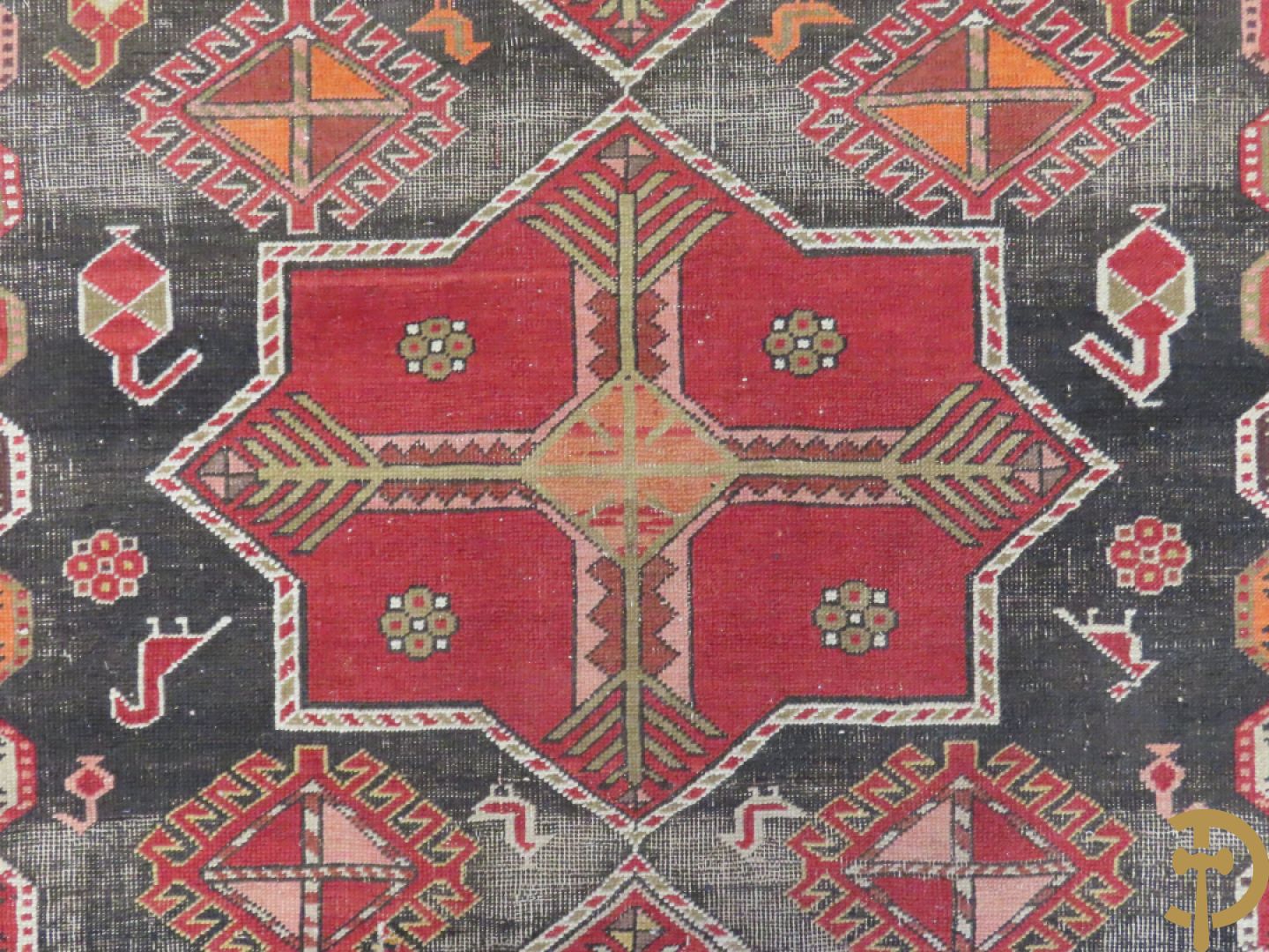 Antiek oosters handgeknoopt Kaukasus tapijt met geometrische patronen