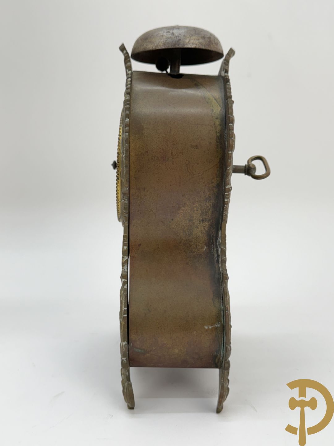 Zes miniatuurklokjes w.o. cupido houdende een pendule, marmeren kapelklokje, 2 reiswekkers, Napoleon III pendule in koper en zamak klokje